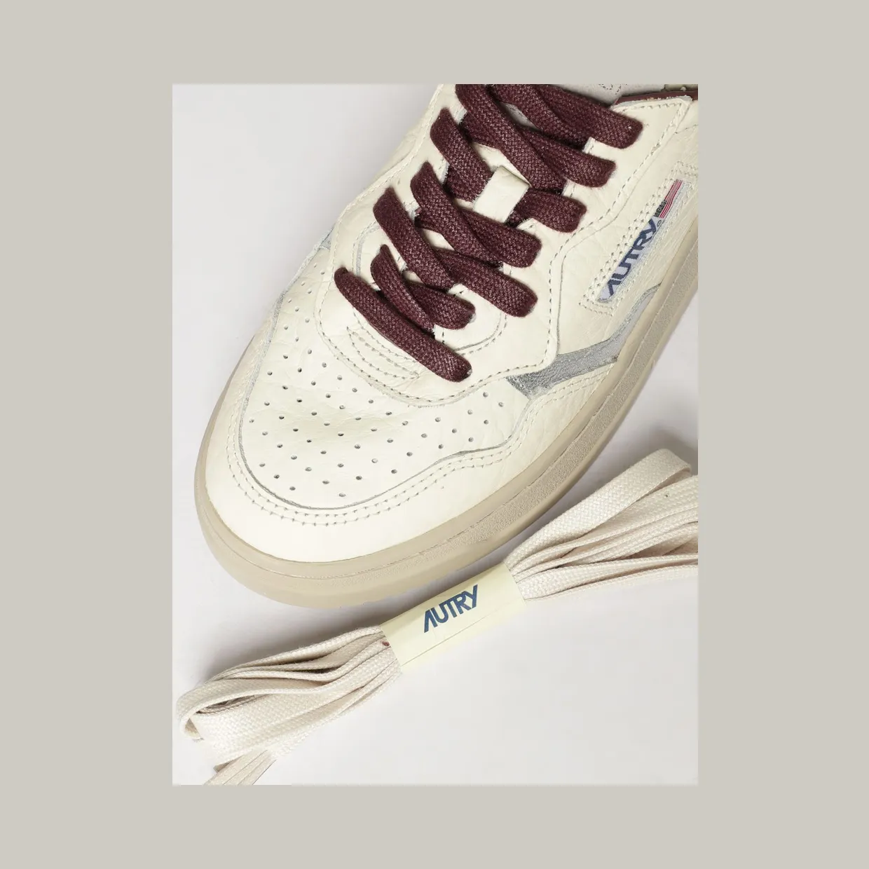 Autry Medalist Low Bicolor Leather Sneakers with Perforated Toe Burgundy (AULWNE19) (3)