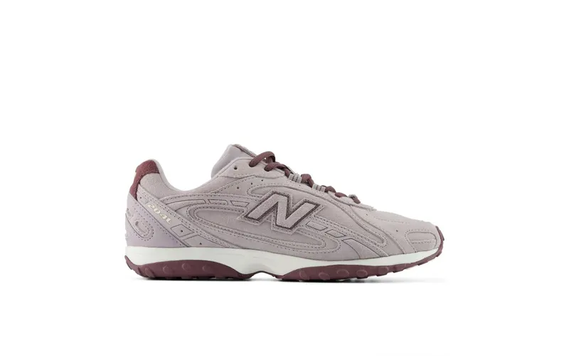 New Balance 204L “Truffle Salt” (U204L8WR): mauve suède met bordeaux, de kleur van dit najaar