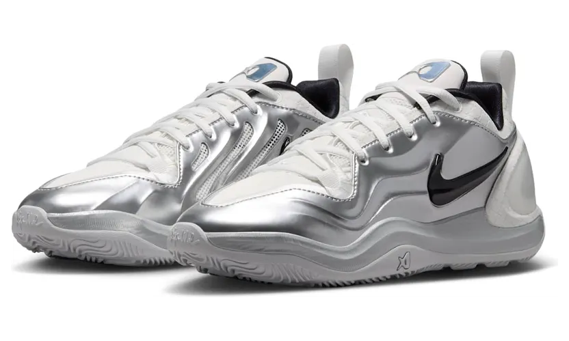 Nike A’Two “Mirrored” (IR4504-100): chroom voor het WNBA All-Star-weekend (5)