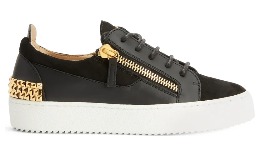 Giuseppe Zanotti Sneakers basses confectionnées en cuir et daim noirs avec lacets en coton assortis, dotées d’un détail signature » en métal doré sur la languette, de fermetures à glissière dorées sur les côtés de la tige ainsi que d’une chaîne en métal doré à l’arrière. (RW20010002)