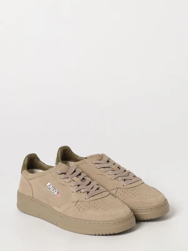 Autry Medalist Low Trainers in Smooth Calfskin with Perforated Toe Beige (AULMOH03)