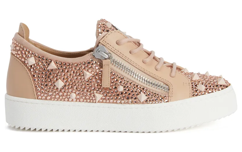 Giuseppe Zanotti Sneakers basses confectionnées en cuir et daim beiges avec lacets en coton assortis, dotées d’un détail signature » en métal argenté sur la languette, de fermetures à glissière argentées sur les côtés de la tige ainsi que d’une broderie en strass roses av (RW20012003)