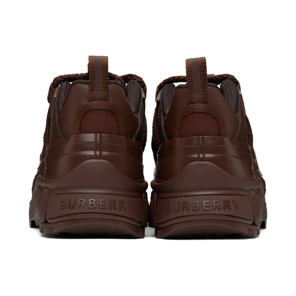 Burberry Arthur – “Deep Earth Brown” (8058985)