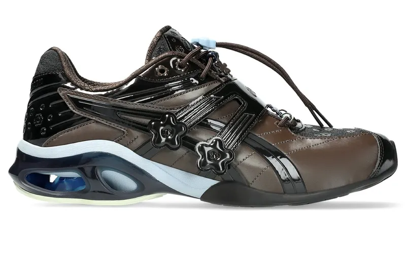 Cecilie Bahnsen x ASICS GEL-Kinetic FR “Black Coffee” komt 12 september