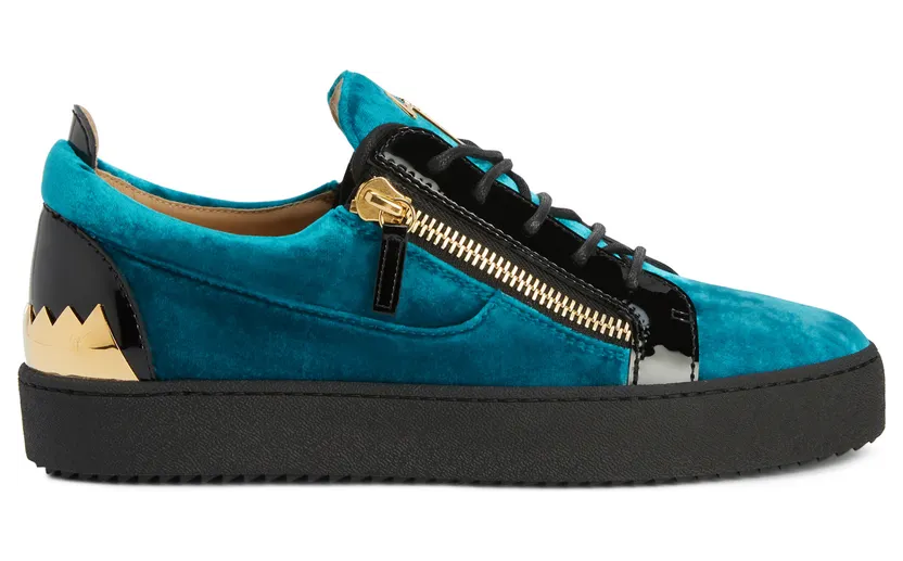 Giuseppe Zanotti Ces sneakers basses sont confectionnées en tissu vert effet velours et en cuir verni noir. ce modèle est doté de lacets en coton assortis, d’un ornement en métal doré cranté à l’arrière du talon, d’un détail signature » en métal doré sur la languette et d (RU20045003)