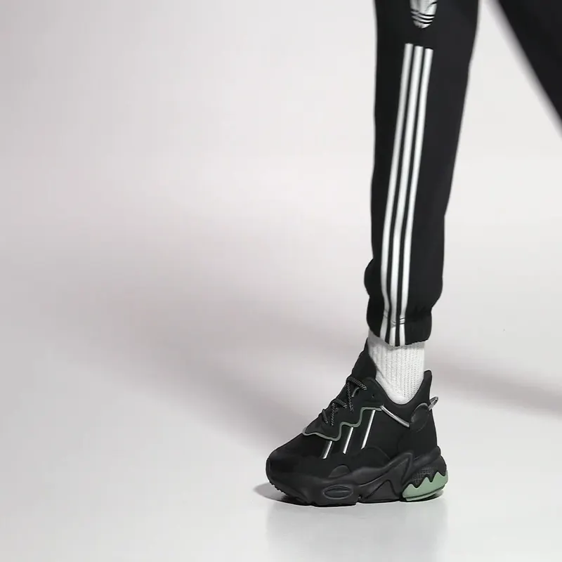 Adidas OZWEEGO Core Black / Core Black / Silver Metallic (HP6336)