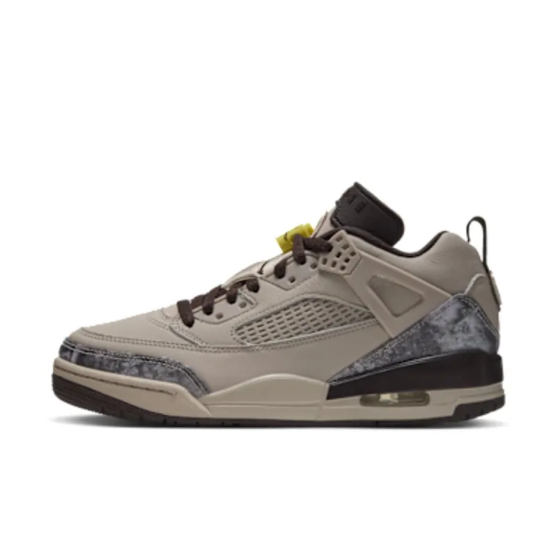 De Jordan Spizike Low ruilt olifantenprint voor camo (IV4403-200)