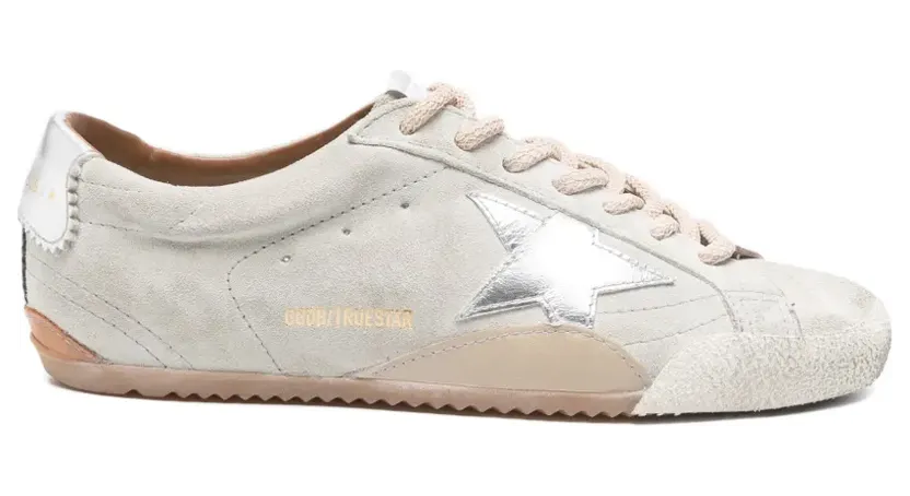 Golden Goose True-Star Sneakers aus hellgrauem Wildleder mit Metallic-Silberstern und Fersenlasche – Nude (GWF00922F008435)