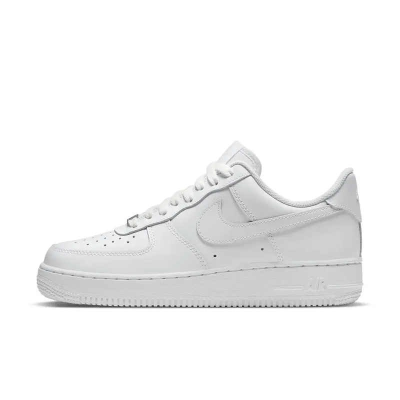 Nike Air Force 1 ’07 “Triple White”: de klassieker die altijd kan