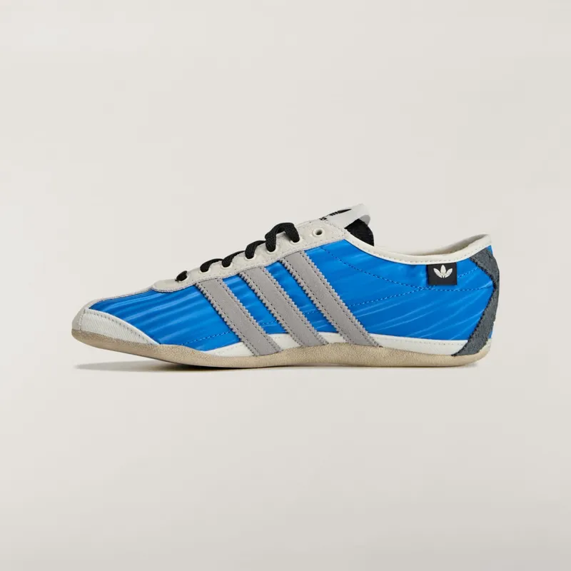 adidas Tokyo “Bluebird Grey”: dromerige colorway in koel grijsblauw (5)