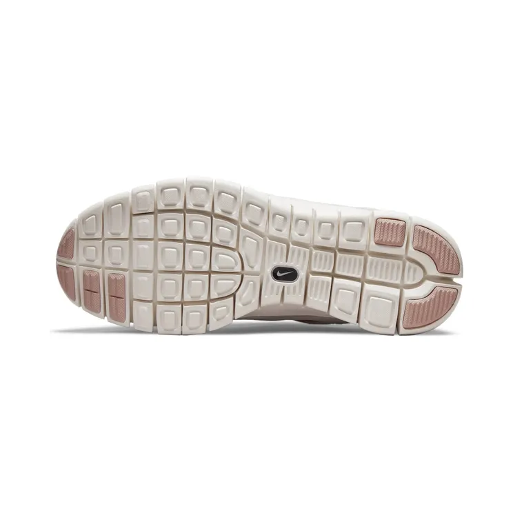 nike-free DM8915-001