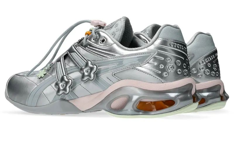 Cecilie Bahnsen x ASICS GEL-Kinetic FR: zilver met bloemen erop (4)