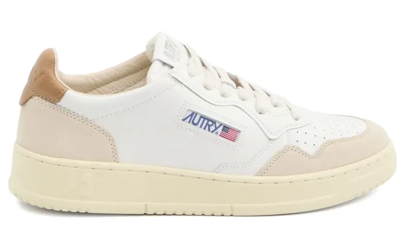 Autry Suède leren met geperforeerde details “White” (AULWLS02)
