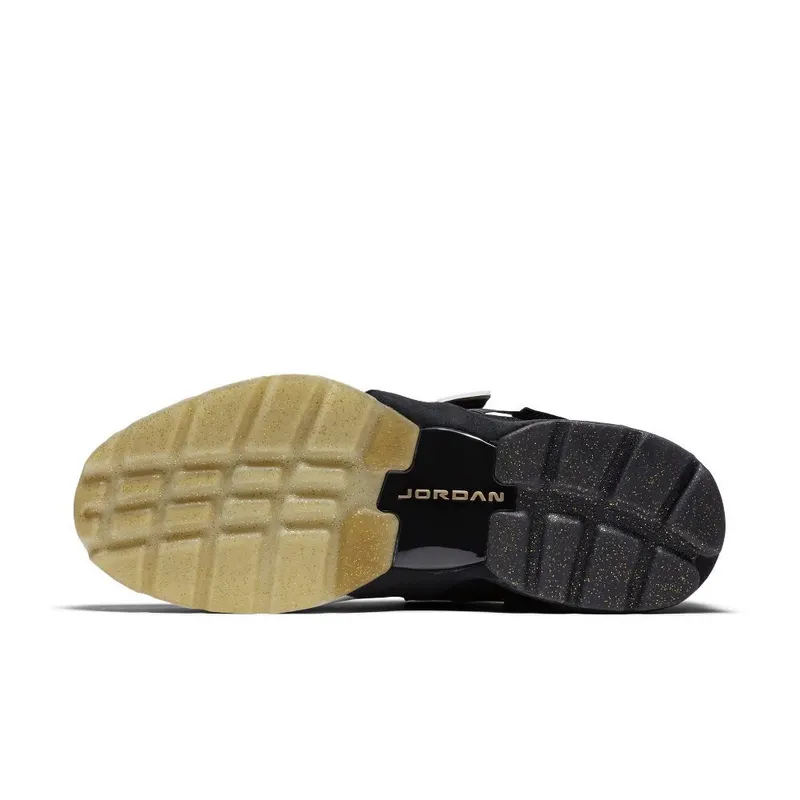Jordan Trunner LX BHM (2017) White/Black-Metallic Gold (909408-032)