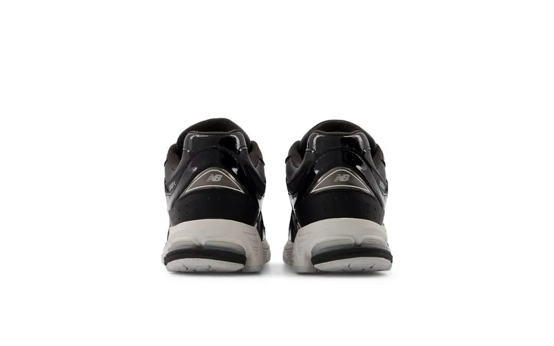 New Balance 2002R Leather Pack Black (U2002RD)