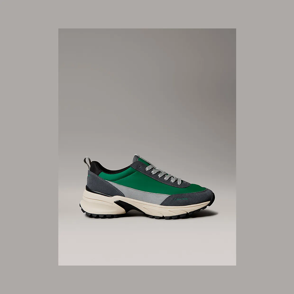 Calvin Klein Trailblazer – Suede Runner “COAL/DECO GREEN/GRANITE ROAD” (YM0YM0145902Q)
