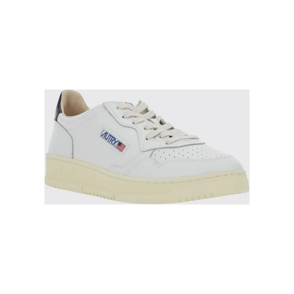 Autry Medalist Low Trainers in Smooth Calfskin with Perforated Toe Black (AULMBG02)