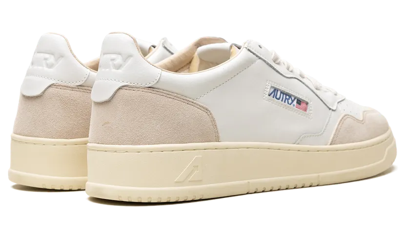 Autry Medalist Low White / White (AULMLS33) (2)