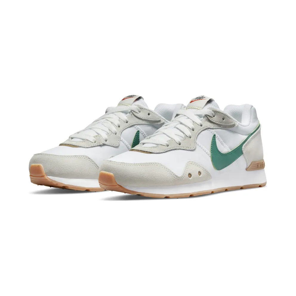 Nike Venture Runneren “White / Summit White / Gum Light Brown / Green Noise” (DJ2004-100)