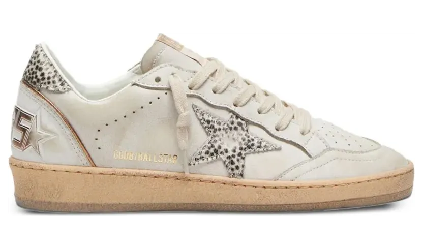 Golden Goose Ball Star aus Leder mit Zehenkappe und Fersenbesatz aus Ponyfell mit Paspelierung und farblich passendem Stern – White (GWF00117F008558)