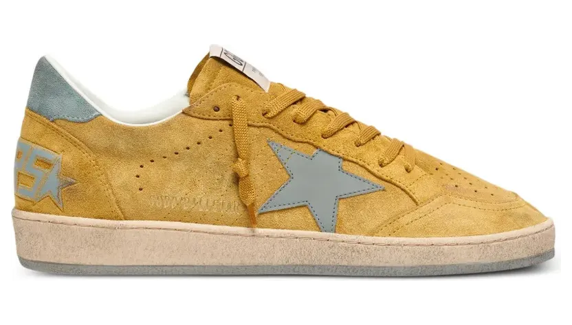 Golden Goose Ball Star aus ockerfarbenem Wildleder mit Lederstern und hellblauer Ferse – Yellow (GMF00117F008300)