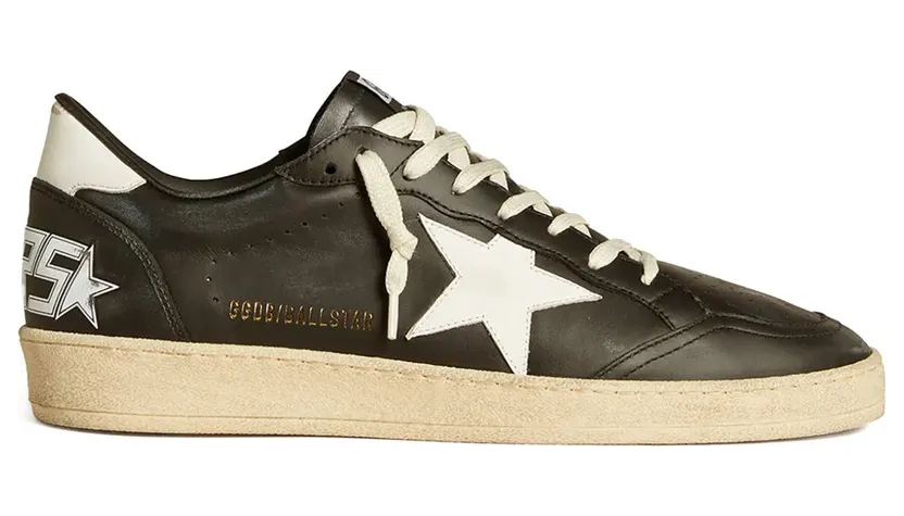 Golden Goose Ball Star aus schwarzem Nappaleder mit weißem Lederstern und Fersenlasche (GMF00117F006707)