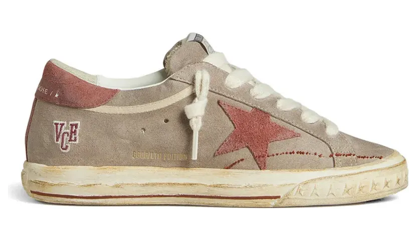 Golden Goose Super-Star LTD aus grauem Wildleder mit rotem, gewachstem Wildlederstern und Fersenlasche – Nude (GMF00758F007995)