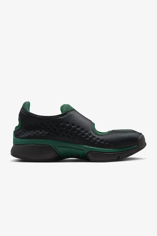 Nike Rift 2 – “Black / Team Dark Green / Fire Red” (IQ8006-002)