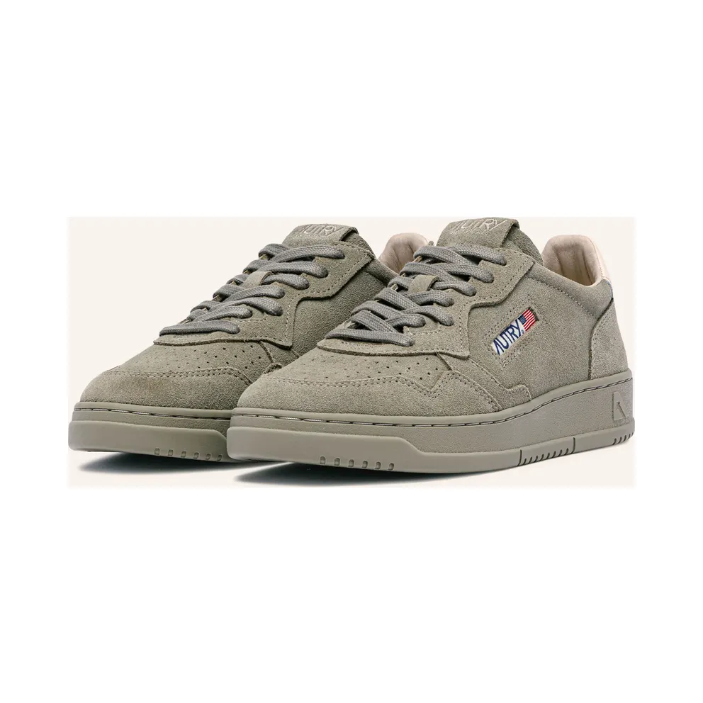 AUTRY_M Medalist Low in sage suede with an ivory heel tab_Green_46 AULM-OH05
