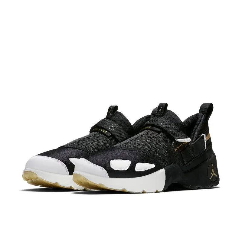 Jordan Trunner LX BHM (2017) White/Black-Metallic Gold (909408-032)