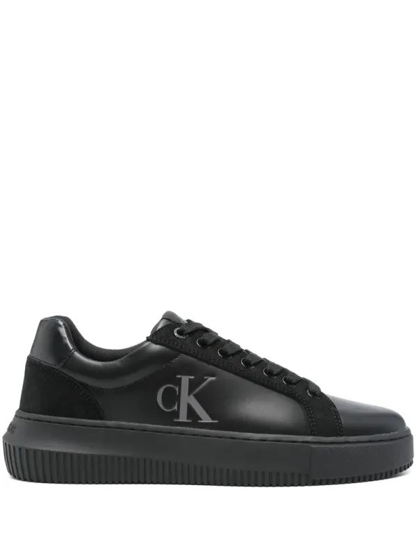 Calvin Klein Jeans mit Logo-Prägung – Black (YW0YW01614)