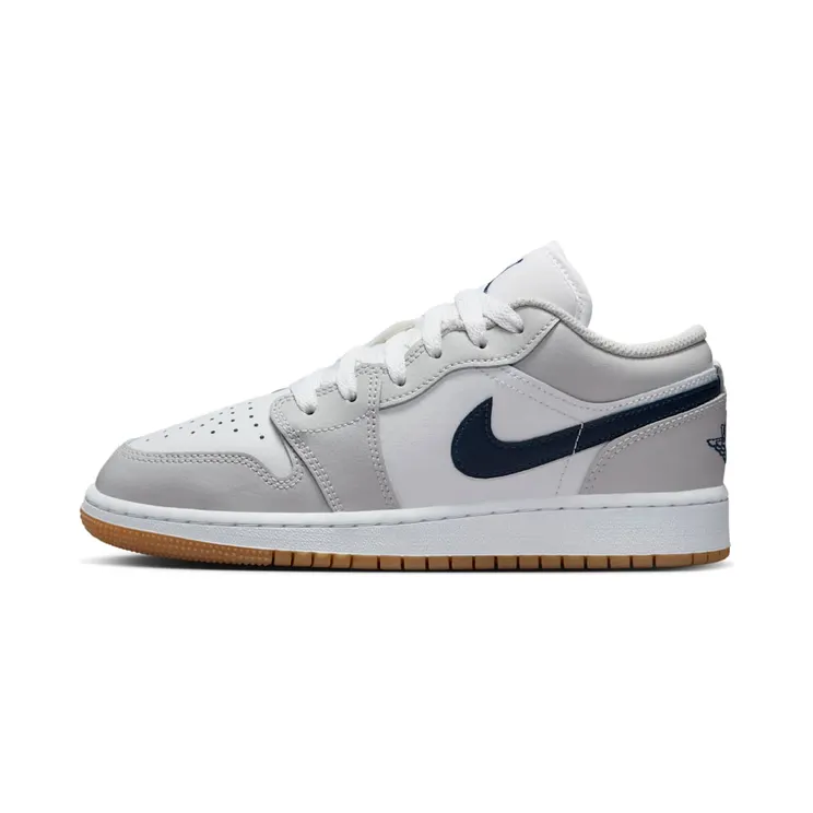Jordan 1 Low GS “White / Neutral Grey / Gum Medium Brown / Midnight Navy” (553560-146)