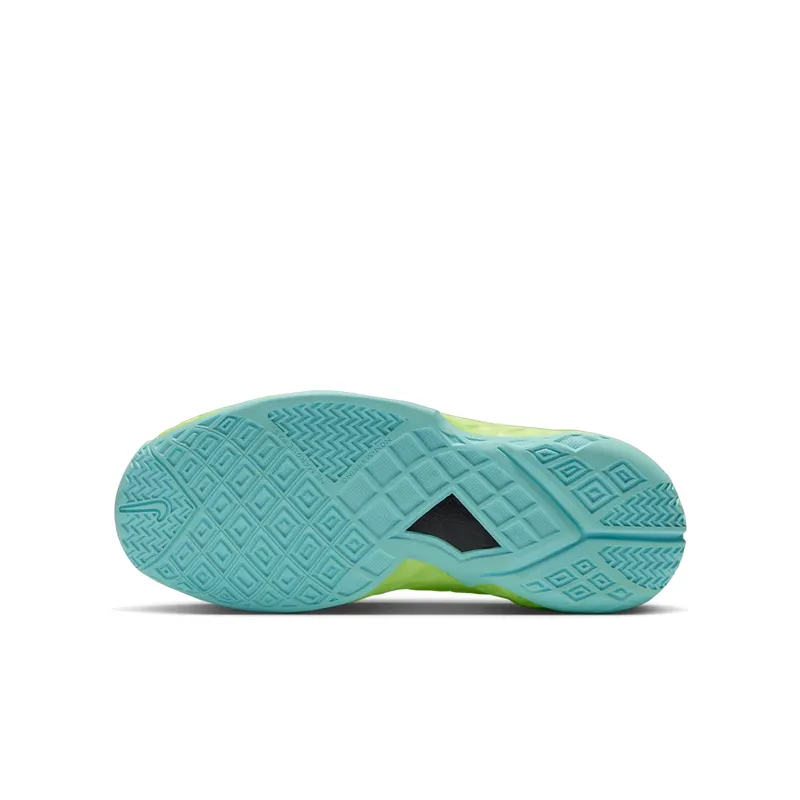 Nike Kobe 3 Low Protro “Mismatch” (IZ7934-900): links groen, rechts blauw, vandaag alleen in kidsmaten (2)