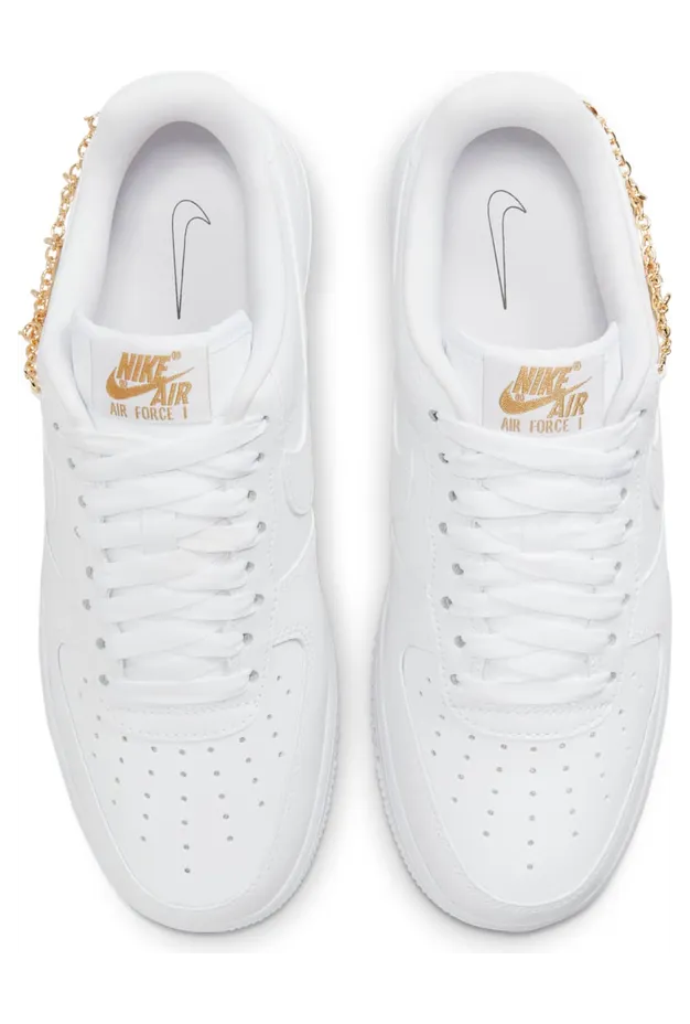 Nike Air Force 1 “Lucky Charms”: de witte sneaker die zijn sieraad al bij zich heeft (4)