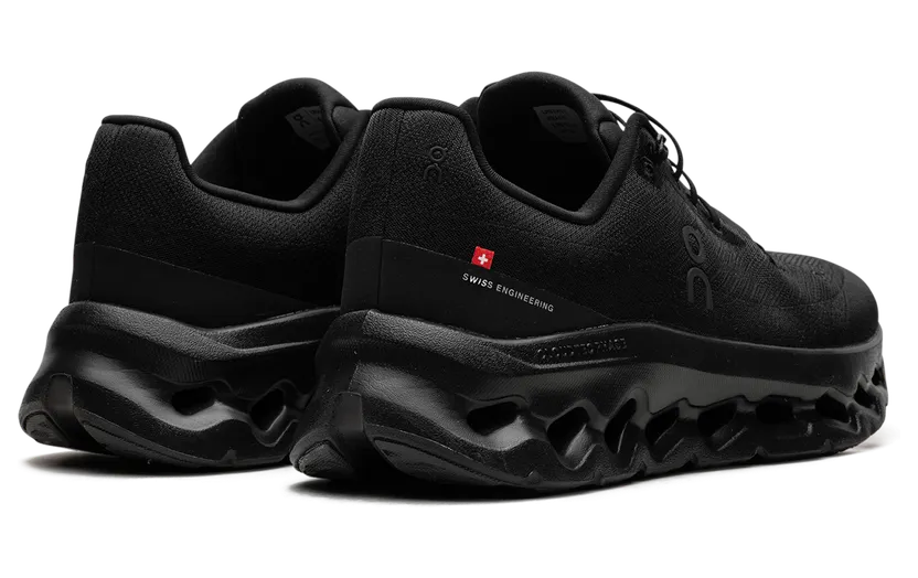 On Cloudtilt “Eclipse Black”: all-black comfort voor elke dag (2)