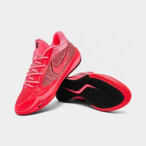 Nike Sabrina 4 “Light Work” (II0402-601): knalrood, en toch zit er roze in