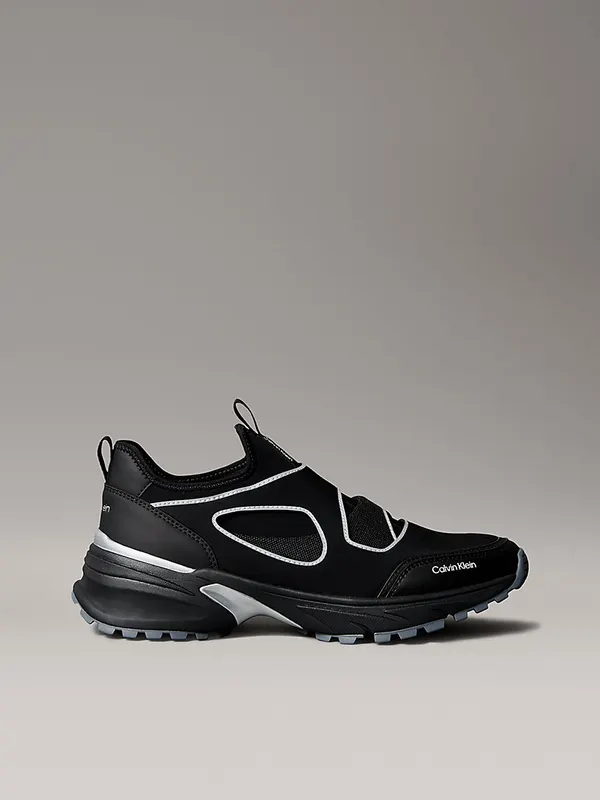 Calvin Klein Trailblazer – Slip-On Runner “BLACK / BRIGHT WHITE” (YM0YM014160GM)
