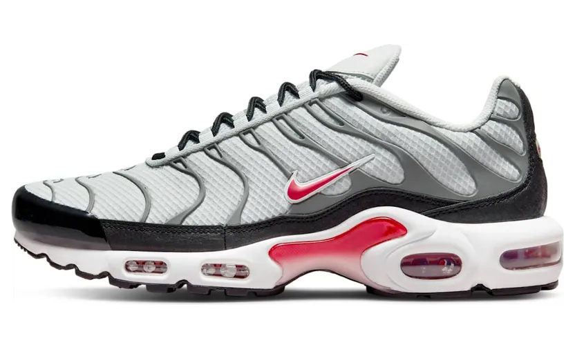 Nike Air Max Plusen “Photon Dust / Particle Grey / Black / Varsity Red” (DM0032-002)