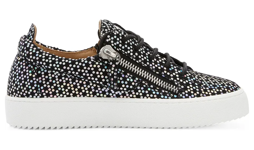 Giuseppe Zanotti Sneakers basses confectionnées en tissu synthétique lamé noir avec détails irisés et lacets en coton noir, dotées d’un détail signature » en métal argenté sur la languette et de fermetures à glissière argentées sur les côtés de la tige. la semelle en caou (RW20005002)