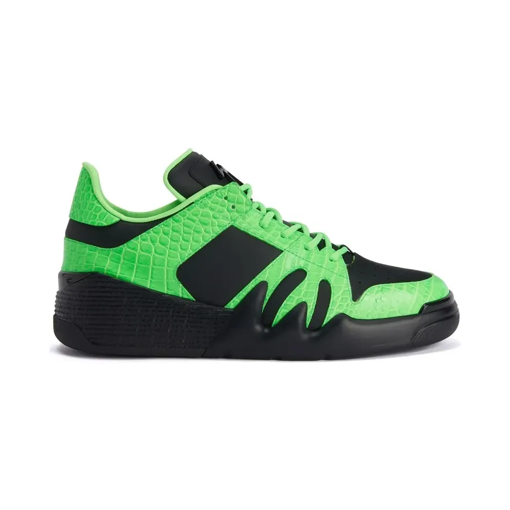 Giuseppe Zanotti Sneakers basses talon» confectionnées en cuir noir et cuir vert fluo imprimé crocodile, avec doublure intérieure en tissu technique et lacets en coton assortis. ce modèle est doté d’une signature» en métal laqué noir sur la languette et d’une semelle en c (RM20021009)