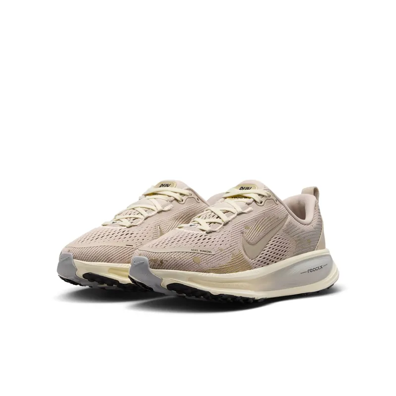 Nike Vomero 18 GS “Cream Coconut Milk Metallic Gold Grain” (IM6127-200)