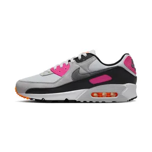 Nike Air Max 90 “Dunkin’ Donuts”: een grijze sneaker met net genoeg roze