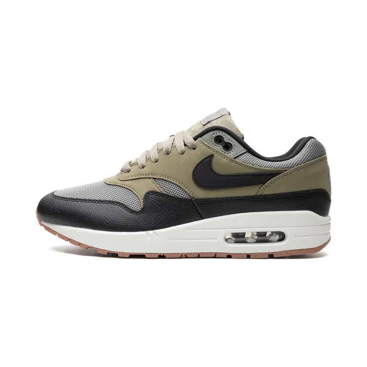 Nike Air Max 1 “Dark Stucco”: olijf, grijs en zwart onder vrijwel elke broek