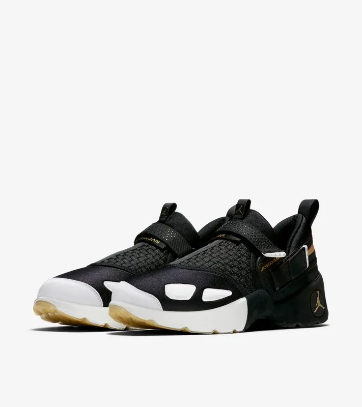 Jordan Trunner LX BHM (2017) White/Black-Metallic Gold (909408-032)