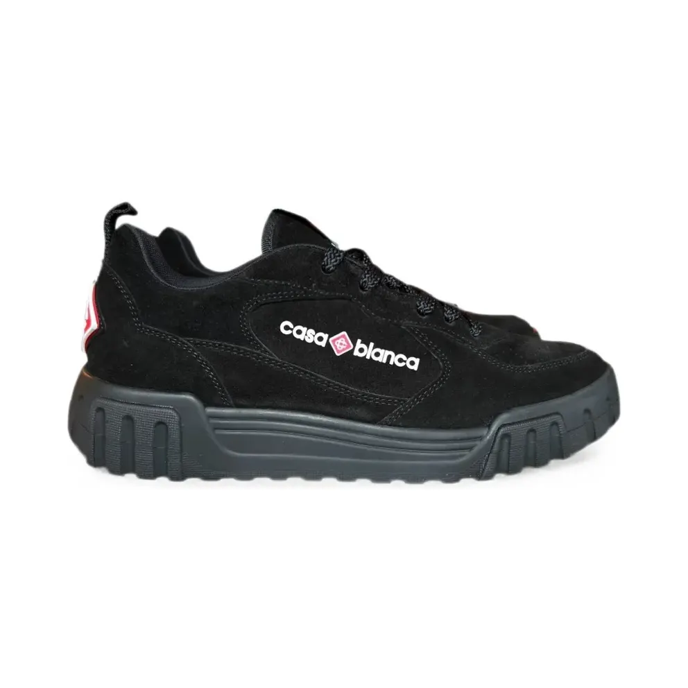 Casablanca Court mit Wildlederdetail – Black (APF26SNK01714M)