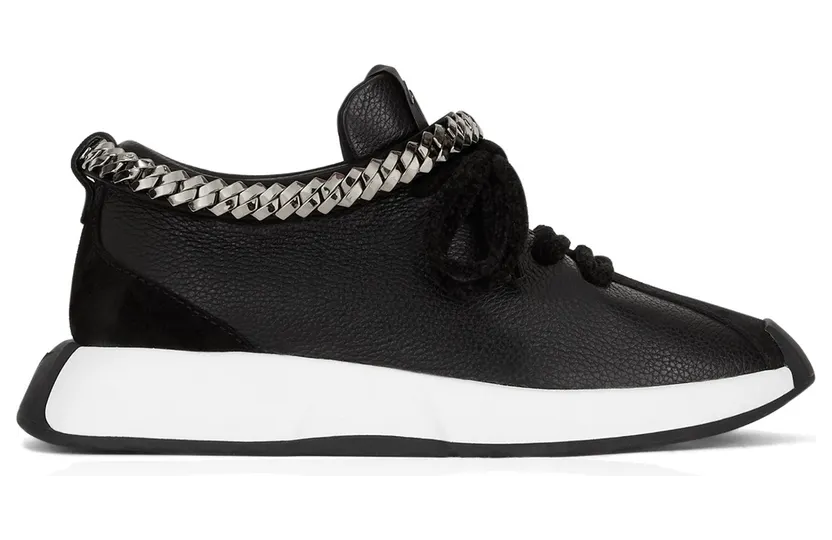 Giuseppe Zanotti Sneakerà lacets en cuir noir, avec inserts en velours ton sur ton. le modèle se caractérise par une chaîne ornementale en métal. complété par l’étiquette’signature’sur la languette. nouvelle semelle’omnia’en caoutchouc bicolore. (RS10018002)