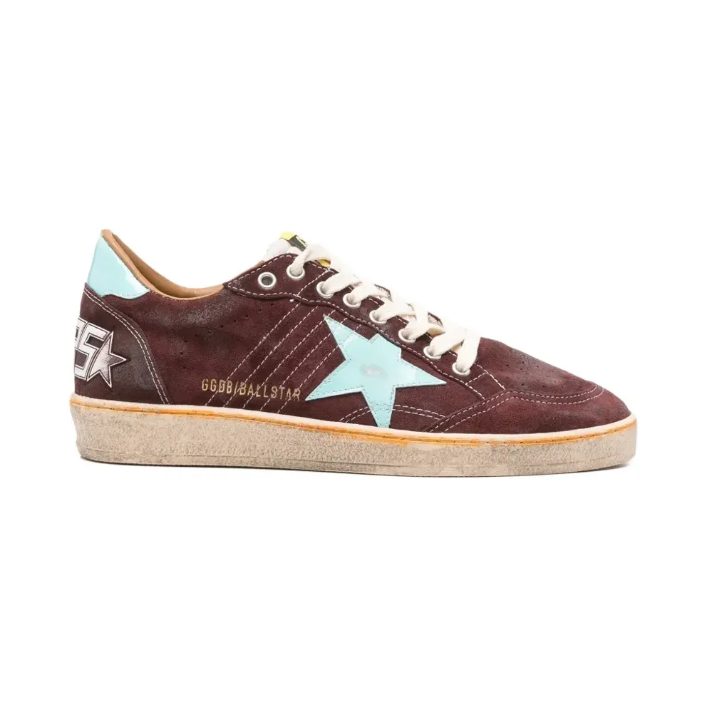 Golden Goose Ball Star aus dunkelrotem Veloursleder mit hellblauem Stern und Fersen-Tab- – Brown (GMF00117F007368)