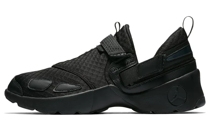 Jordan Trunner LX Triple Black (897992-020)