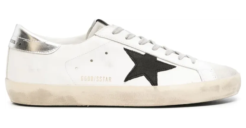 Golden Goose Super-Star aus weißem Leder mit schwarzem Nubuk-Stern und silberfarbener Metallic-Lederferse (GMF00101F005769)