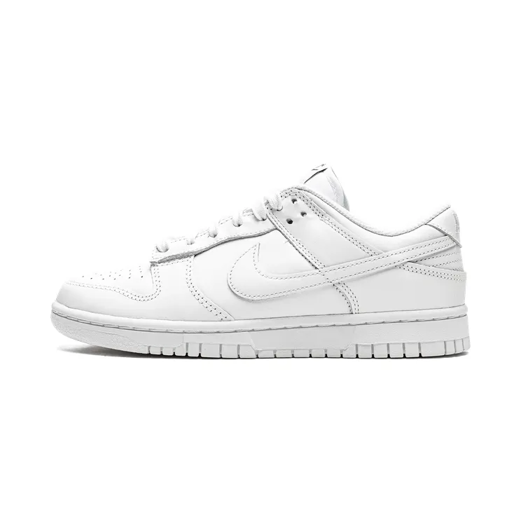 Nike Dunk Low “Triple White”: waarom een kleurloze sneaker de moeilijkste keuze is
